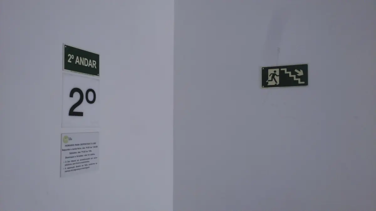 Sinalização de rota de fuga e identificação de pavimento instalada em prédio atendido